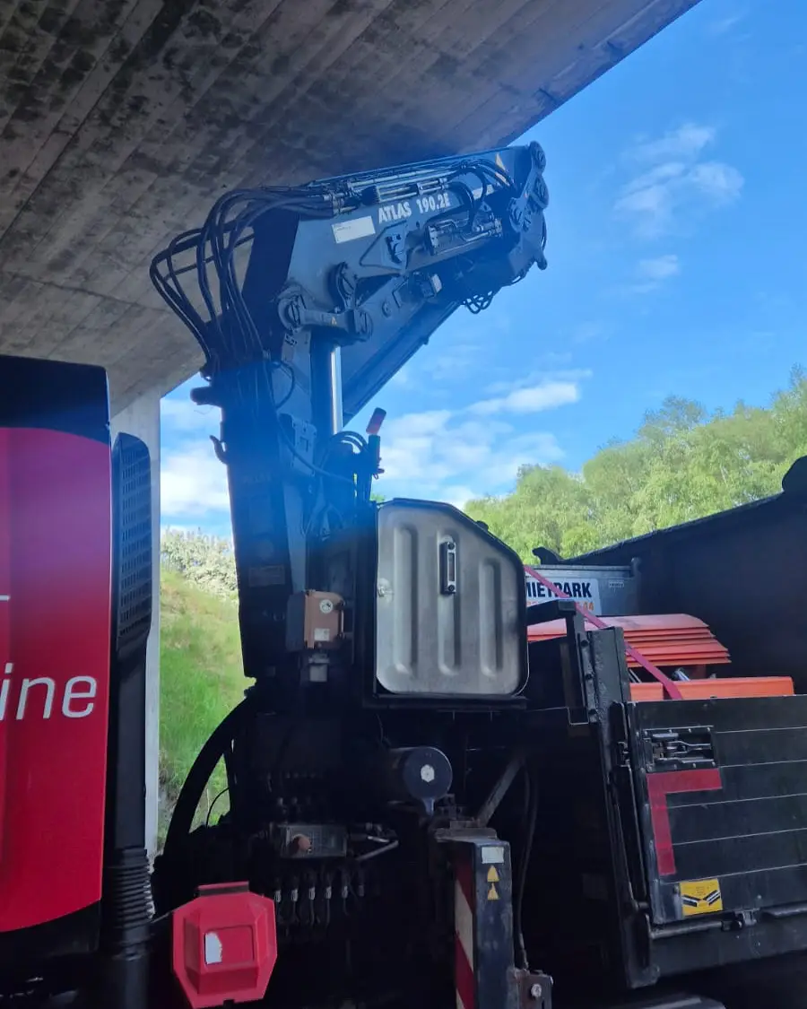 LKW mit Krankaufbau der gegen eine Brücke gefahren ist