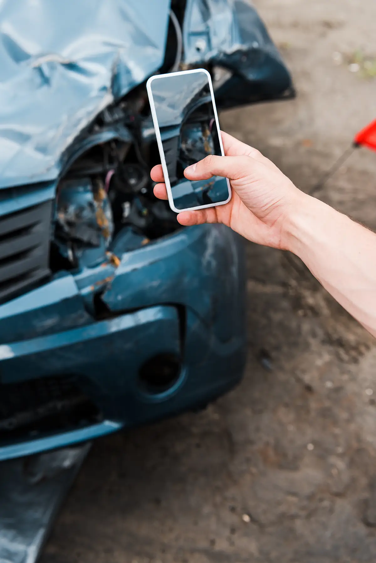 Der Sachverständige führt mit dem Handy eine Beweissicherung für ein Beweissicherungsgutachten an einem Unfall Pkw durch
