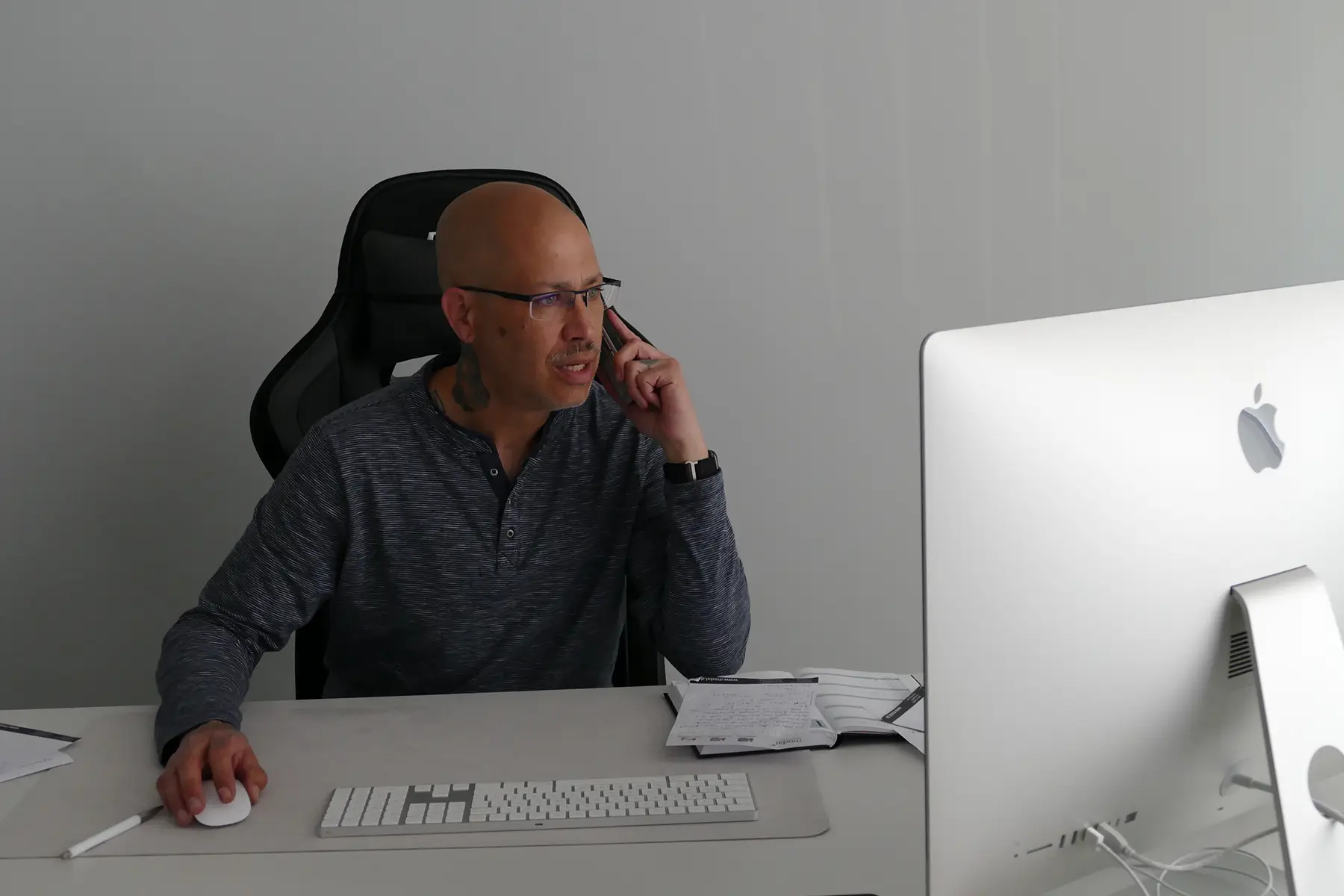 Sachverständiger Carsten Merhof bei der Arbeit im Büro