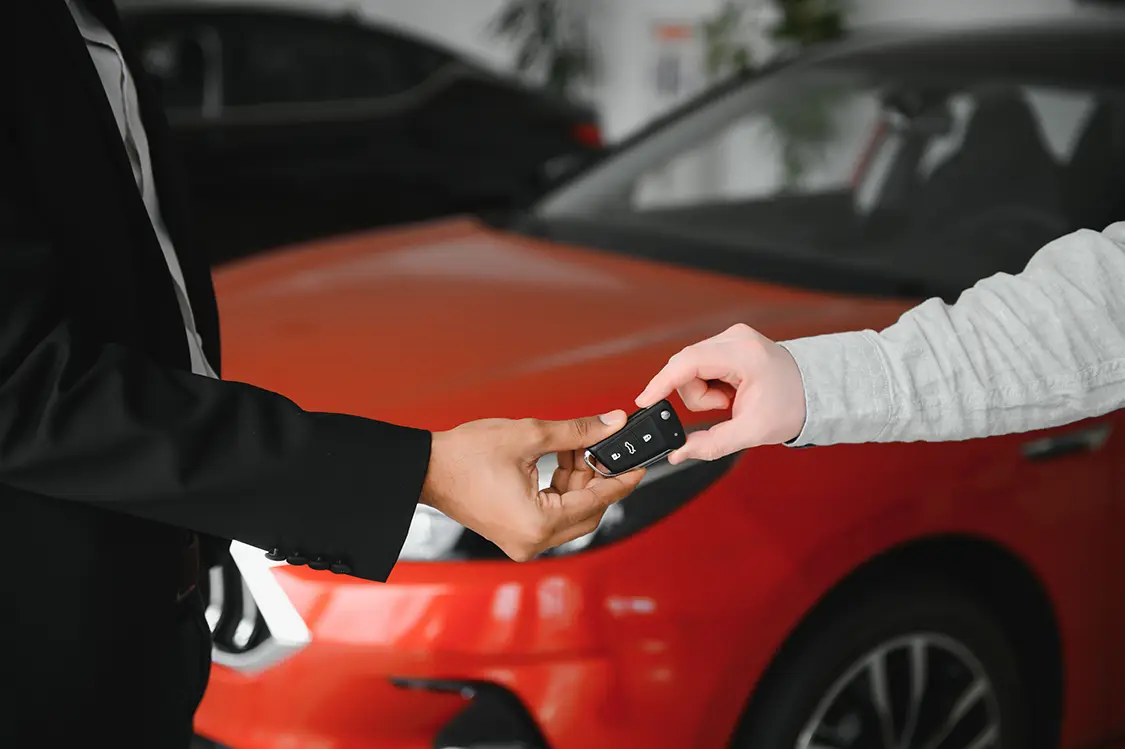 Ein Leasingfahrzeug wird zurück an das Autohaus übergeben mit einem Zustandsbericht Leasingrückläufer