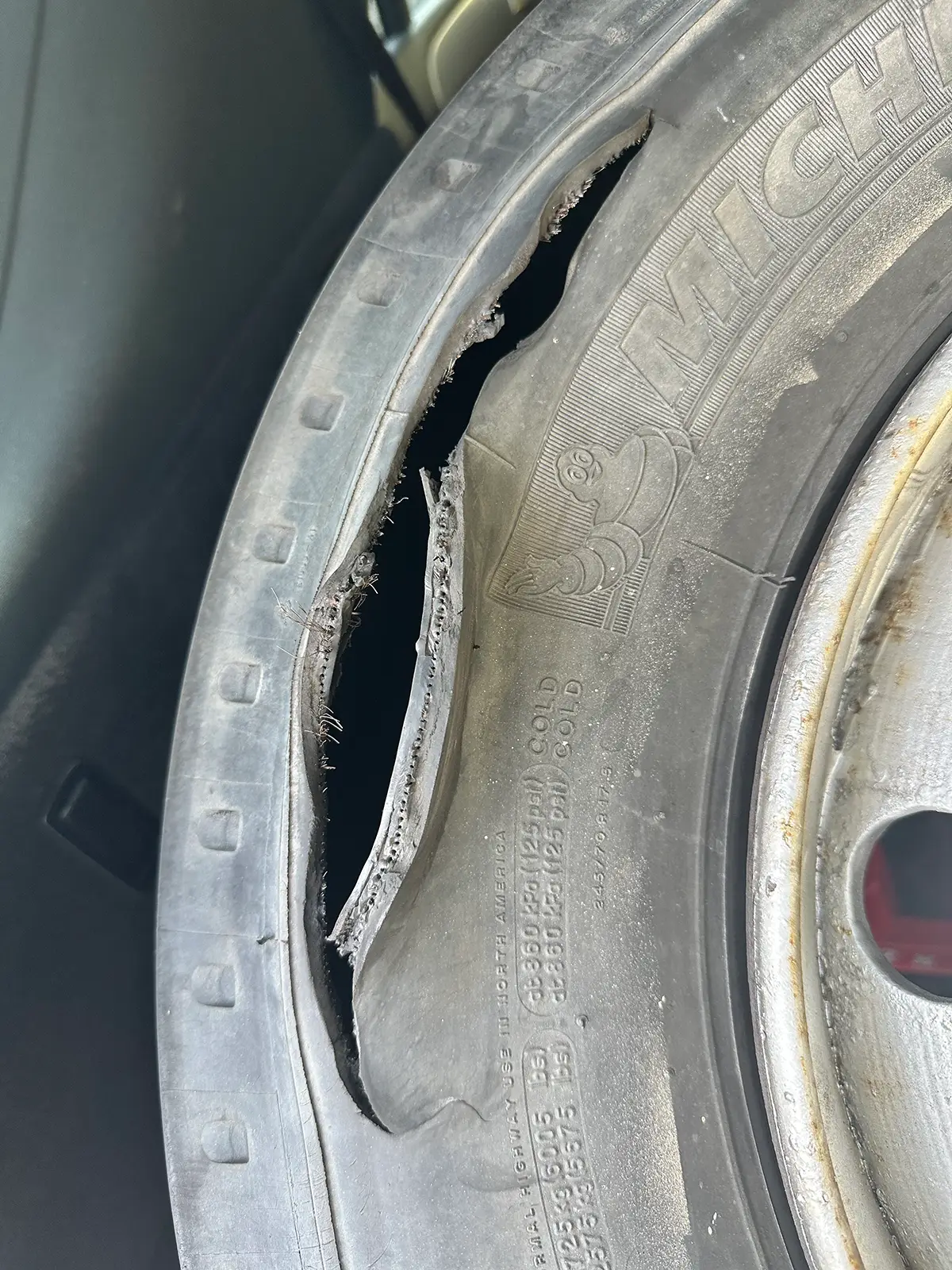 Ein aufgeschlitzter LKW Reifen der ein Reifengutachten benötigt