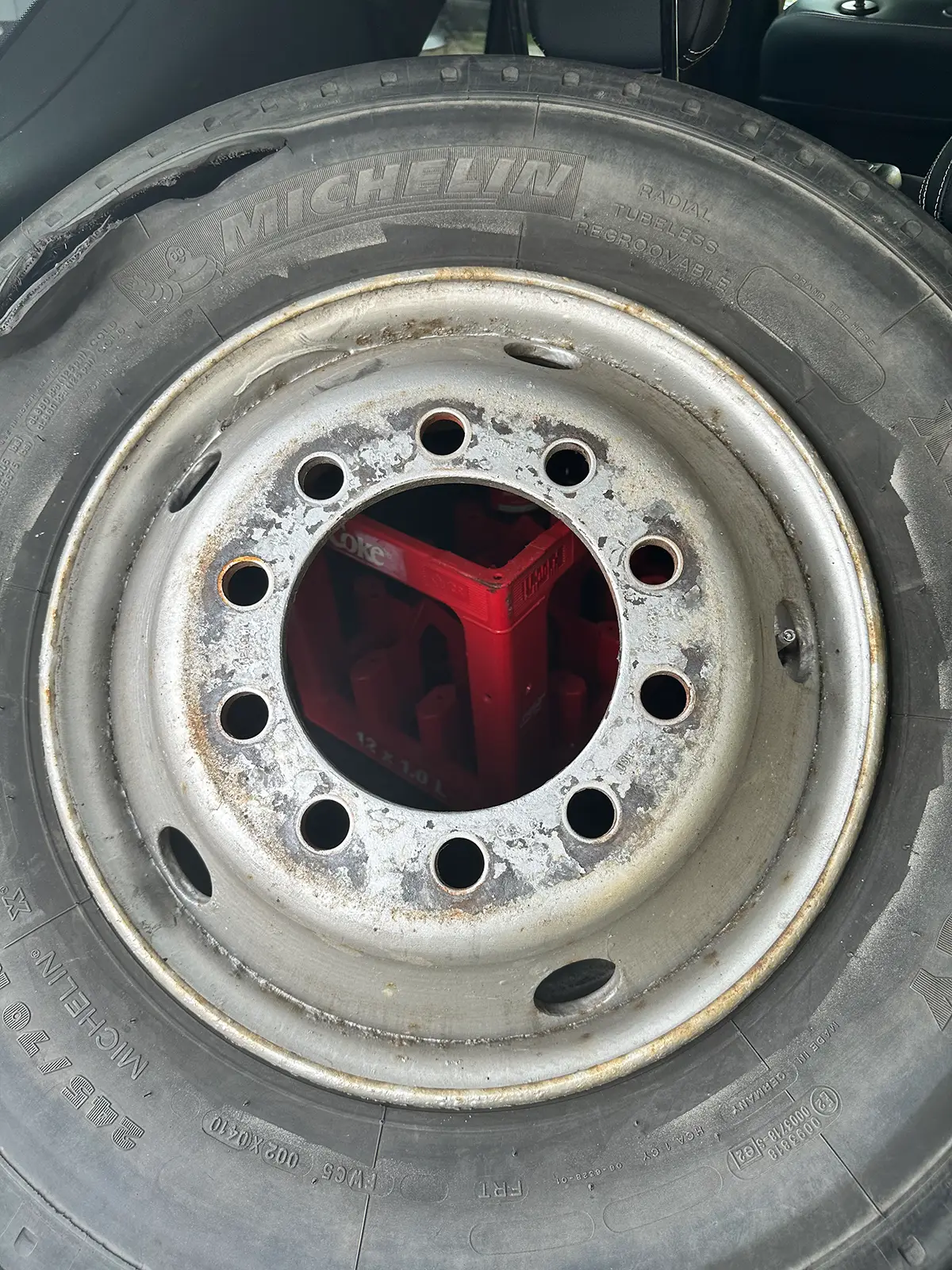 Ein aufgeschlitzter LKW Reifen der ein Reifengutachten benötigt